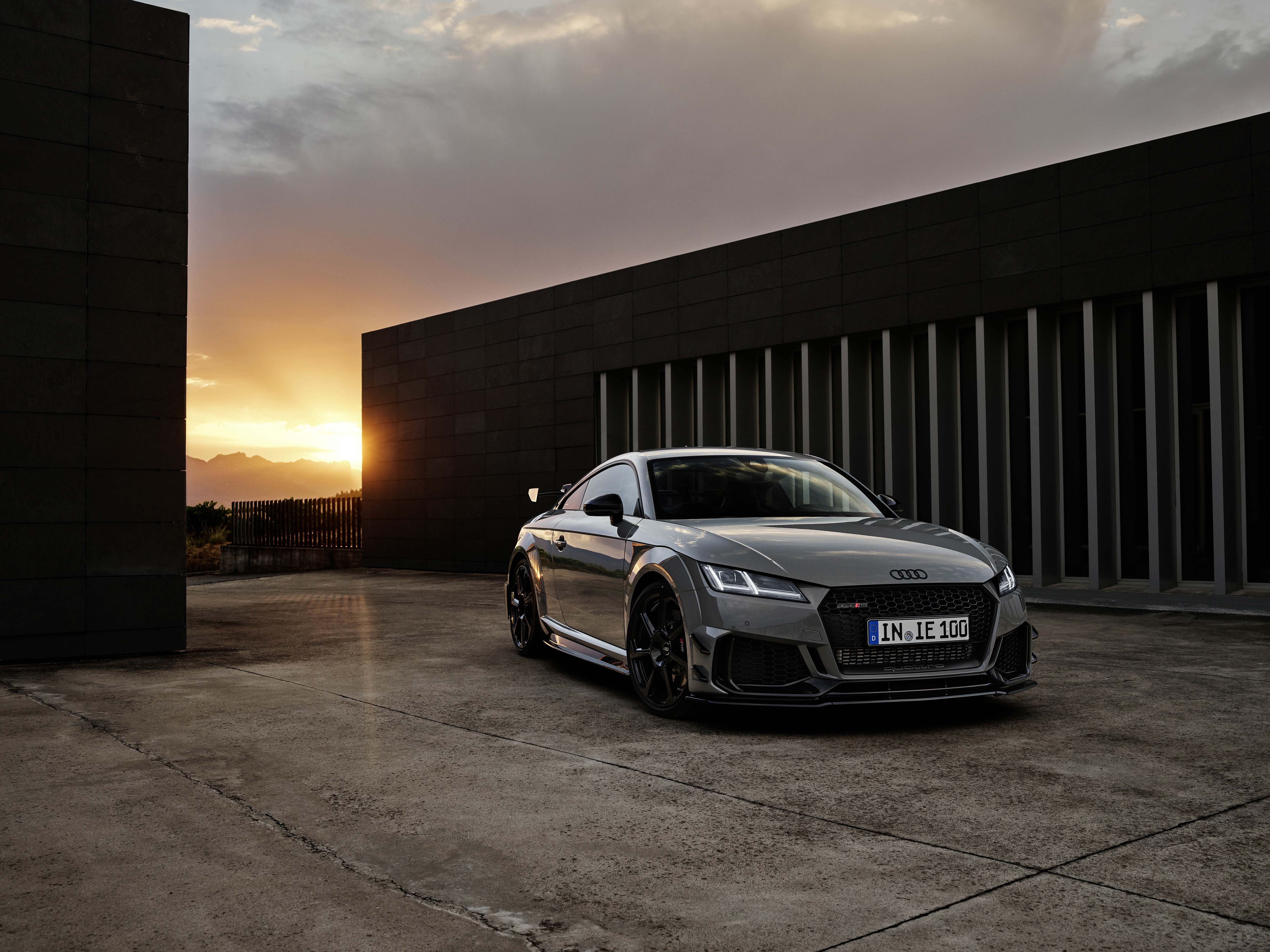 Audi TT RS Coupé Iconic Edition | limitovaná edice legendárního tétéčka | poslední model na rozlouženou | sportovní coupé fantastickým motorem 2,5 TFSI | výkon 400 koní | limitovaná edice pouze 100 aut | nákup online | AUTOiBUY.com